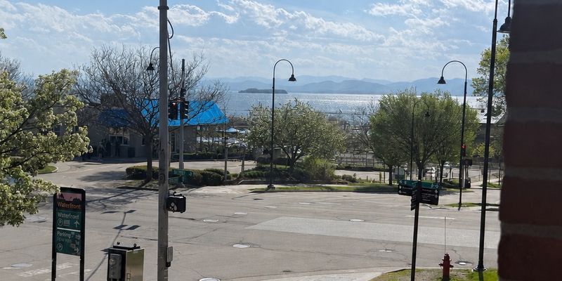 Burlington Condo: 40 College St