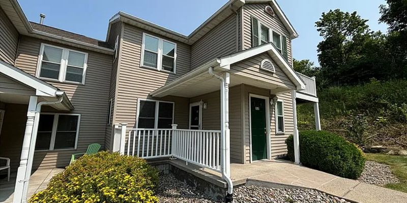 Camillus House: 200 Shinnecock Ln