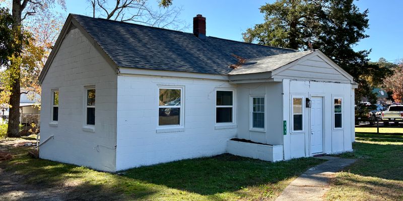 Smithfield House: 889 W Main St