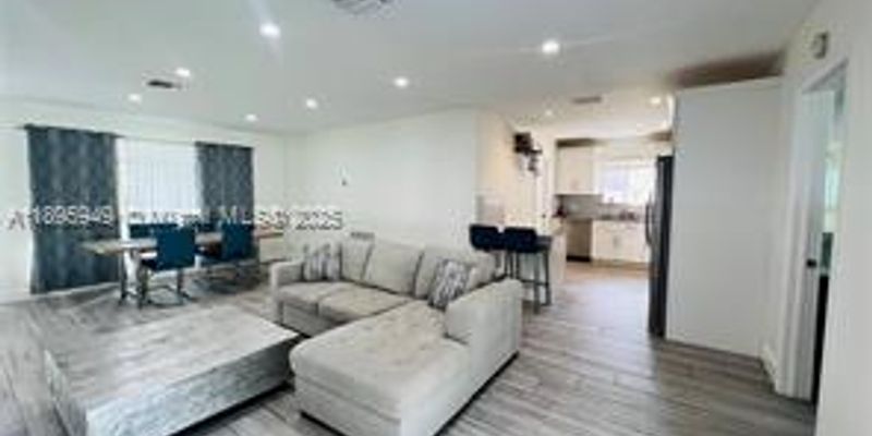 Hollywood House: 911 N 14th Ave # 0