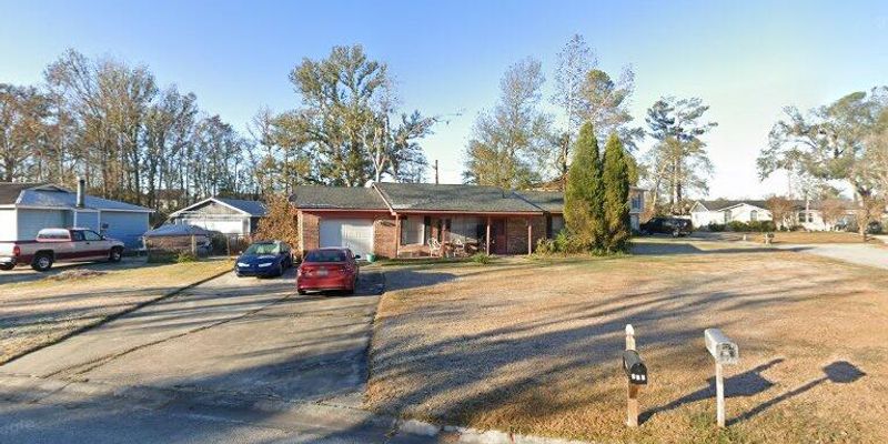 Ladson House: 206 Columbia Dr