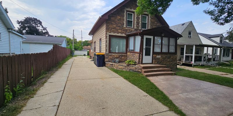 West Allis House: 1967 S 93rd St