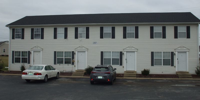 Bowling Green Apartment: 1957 Stonehenge Ave