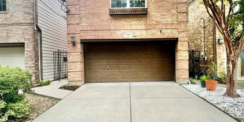 Houston House: 1622 Cohn St