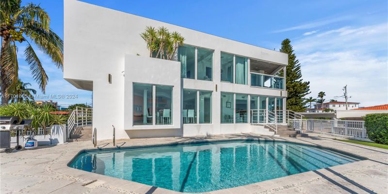 North Bay Village House: 7504 W Treasure Dr