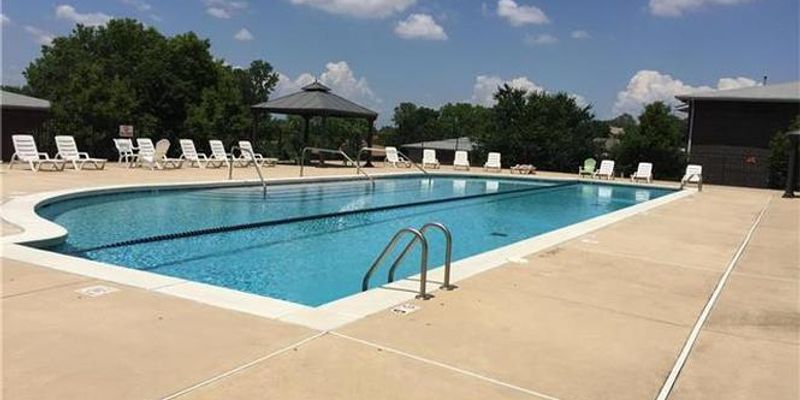 St. Louis House: 10372 Forest Brook Ln