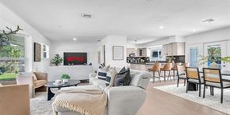 Hollywood House: 2201 N 50th Ave
