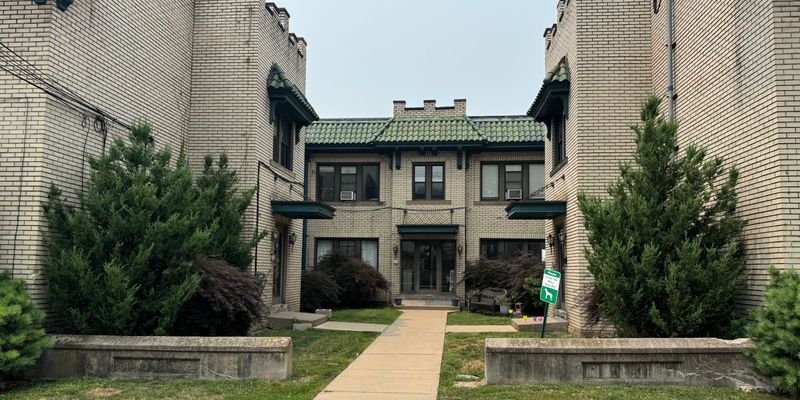 Pittsburgh Apartment: 2816 Broadway Ave