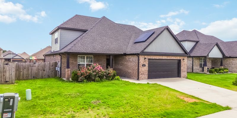 Centerton House: 931 E Skyline Lp
