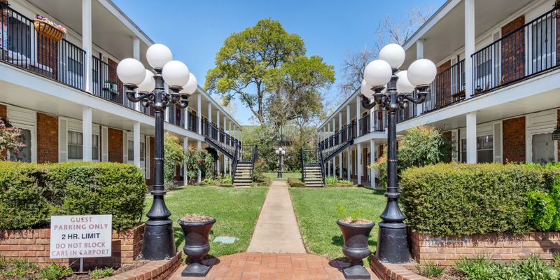 Brenham Apartment: 401 E Main St