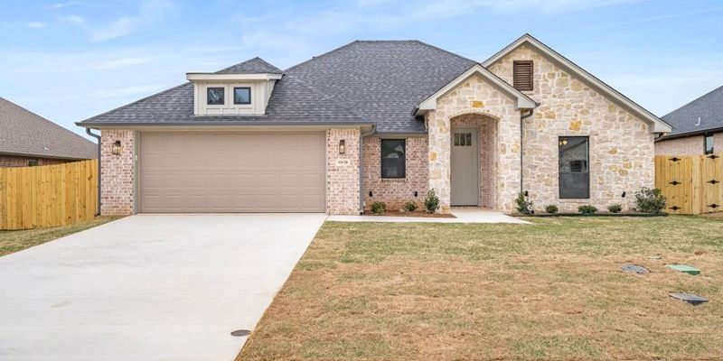 Flint House: 19139 Seneca Dr