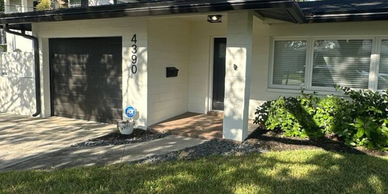 St. Petersburg House: 4390 Maple St NE