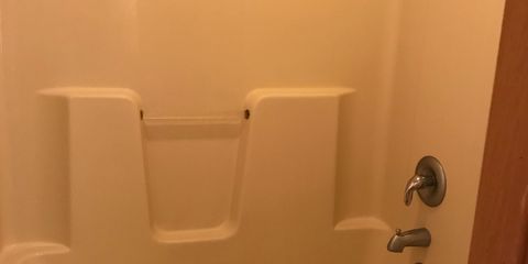 516B bathroom tubshower.jpg