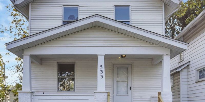 Columbus House: 533 E Jenkins Ave