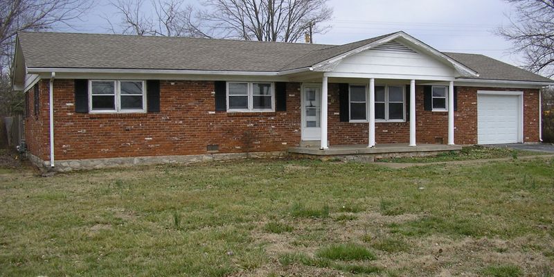 Bowling Green House: 382 Greenwood Ln