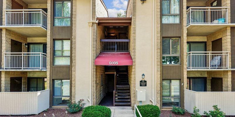 Columbia House: 6005 Majors Ln