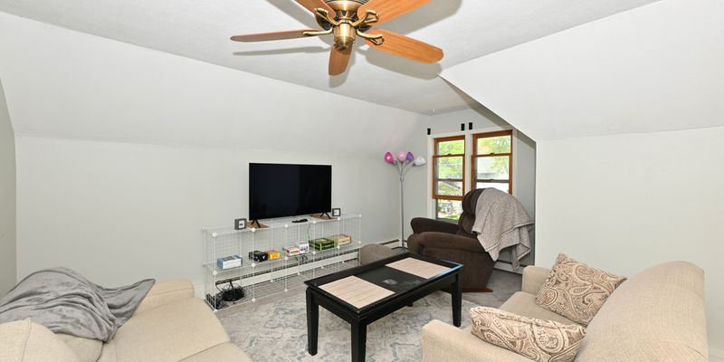 Waukesha Apartment: 817 Arcadian Ave