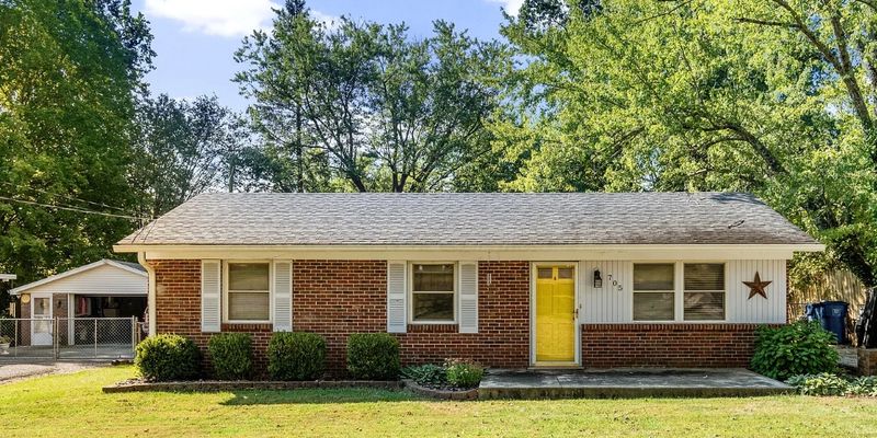 La Grange House: 705 Lakeview Ave,