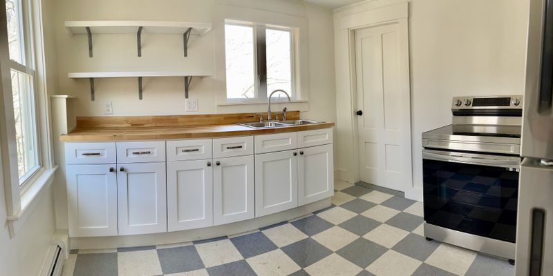 Hallowell Apartment: 15 Winthrop St