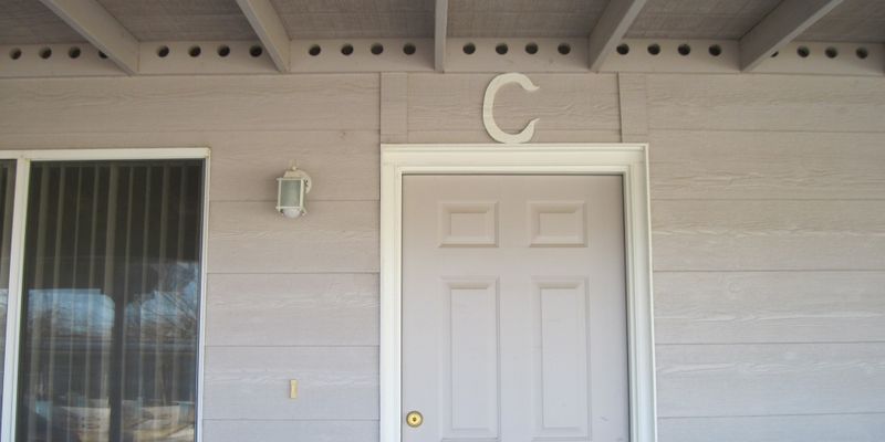 Willcox Apartment: 700 W Henry St