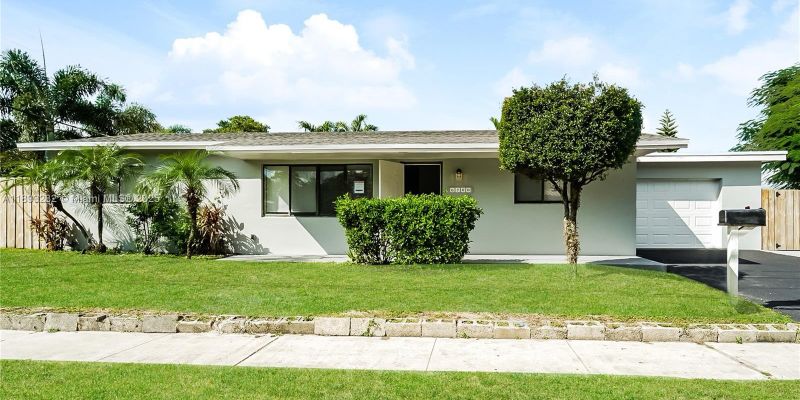 Hollywood House: 6700 Douglas St