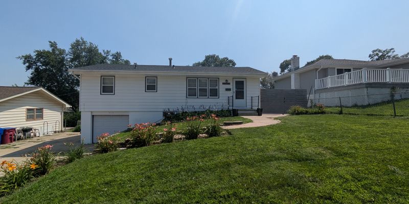 Papillion House: 513 Bonnie Ave