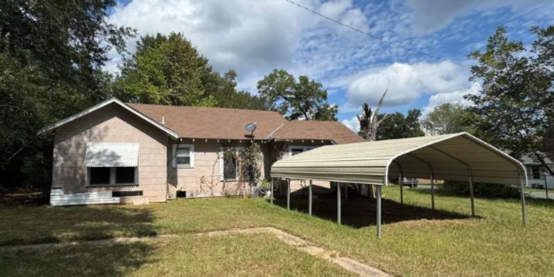 Vivian House: 425 N Cypress