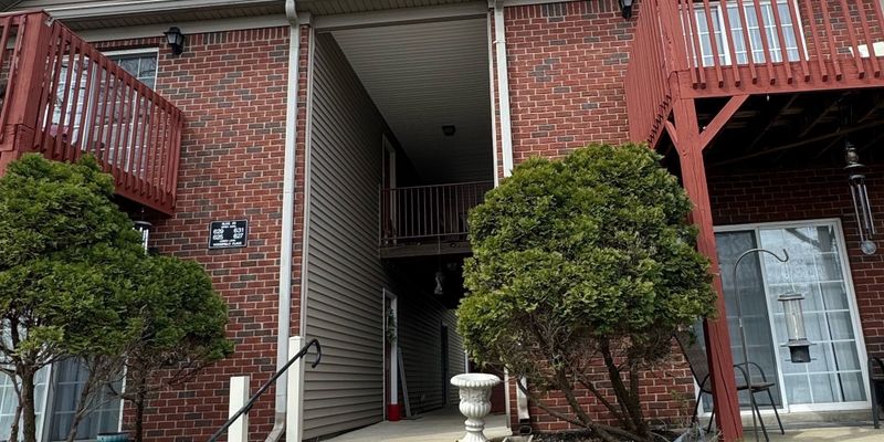 La Grange Apartment: 226 Yager Ave