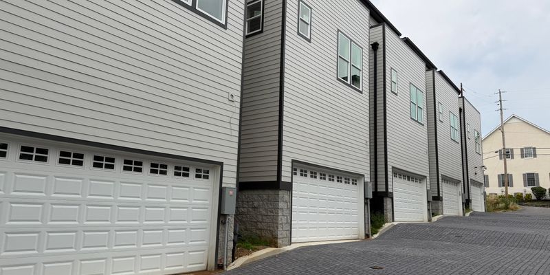 Nashville House: 408 Old Hickory Blvd
