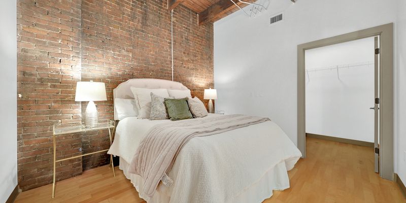 Aurora Apartment: 115 W Galena Blvd