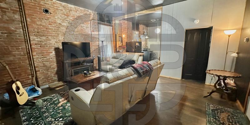 Newton Apartment: 226 N Main St