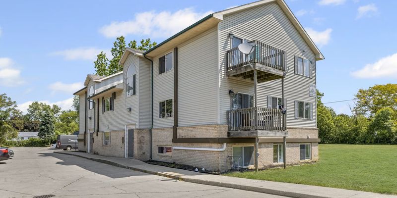 Lansing Apartment: 3530 West Jolley Road