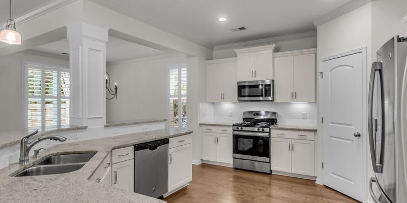 Charleston House: 2406 Tepals Ln