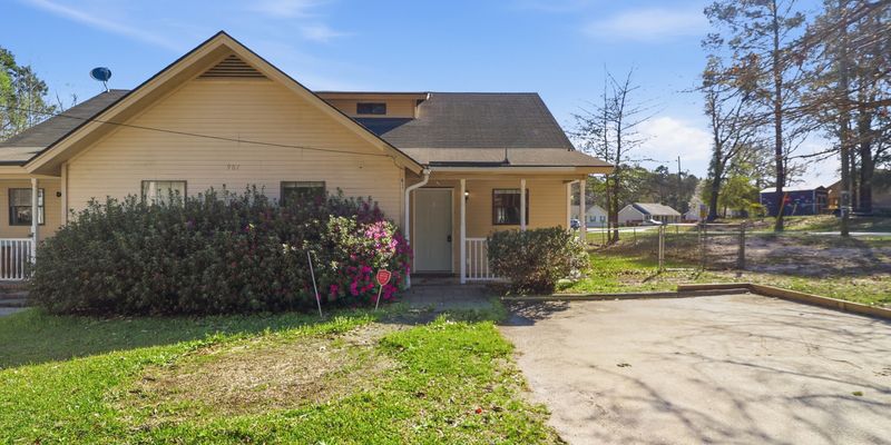 Springfield Apartment: 907 Ash St Ext