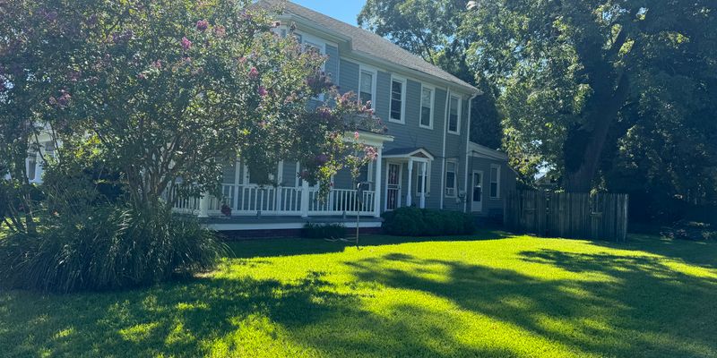Hampton Apartment: 4210 Victoria Blvd