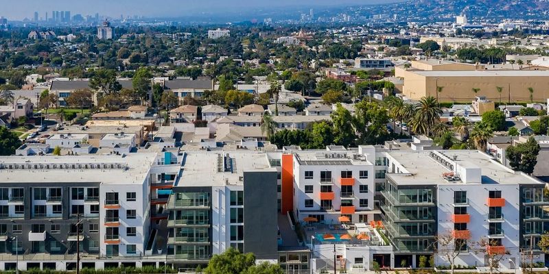 Los Angeles House: 525 N Wilton Pl