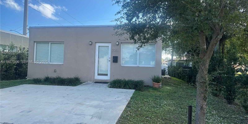 Hollywood House: 2206 Simms St