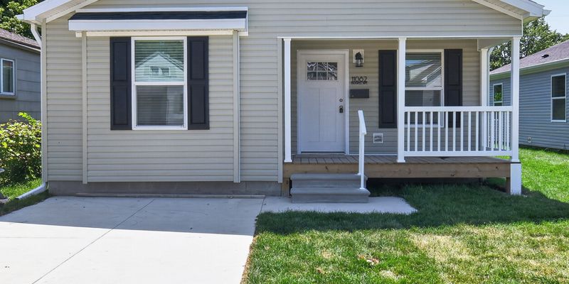 Warren House: 11082 Maxwell Ave
