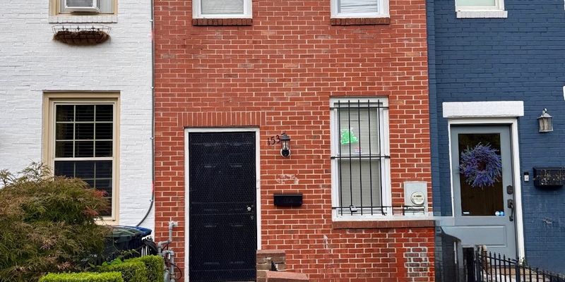 Washington House: 1537 A St SE
