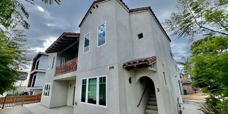 San Diego House: 4540 Ingraham St