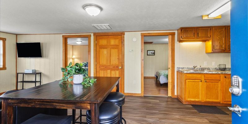 Lakeview House: 15583 OH-235