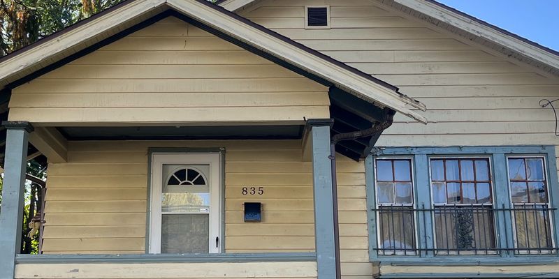 Dayton House: 835 Easton St