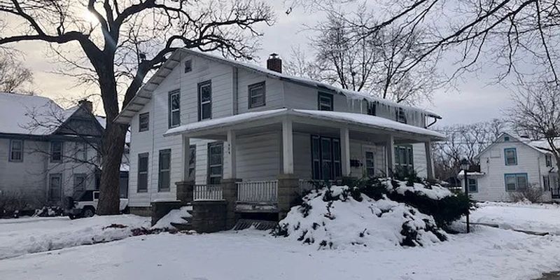 Delavan Apartment: 404 South Main Street