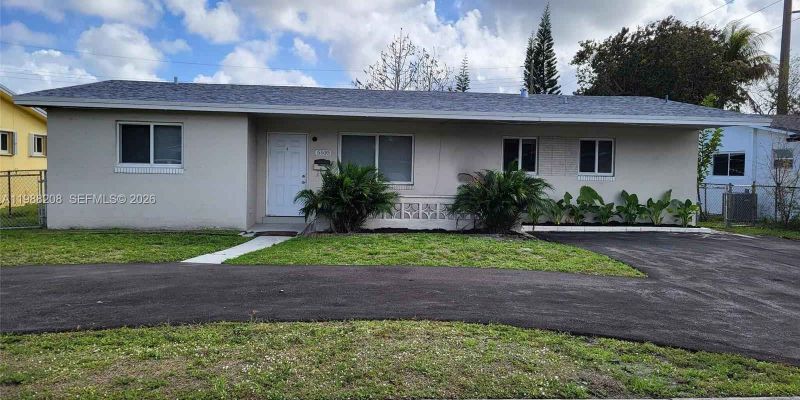 Hollywood House: 5510 Johnson St