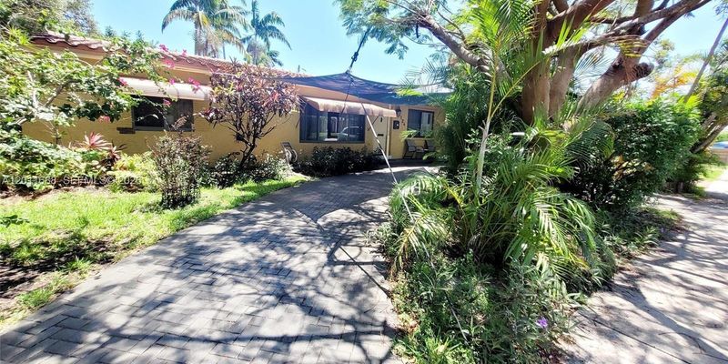 Hallandale Beach House: 1124 NE 7th St