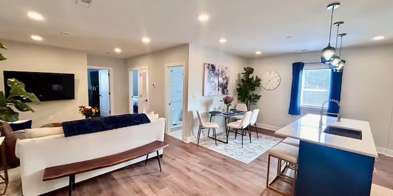 Media Apartment: 415 E Jasper St