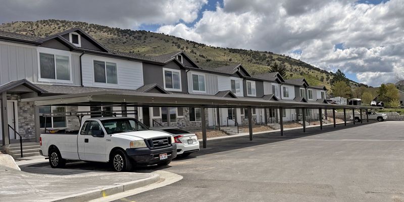 Morgan Townhome: 700 E Diane's Way