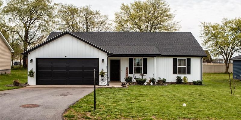 Franklin House: 211 Victoria Wy