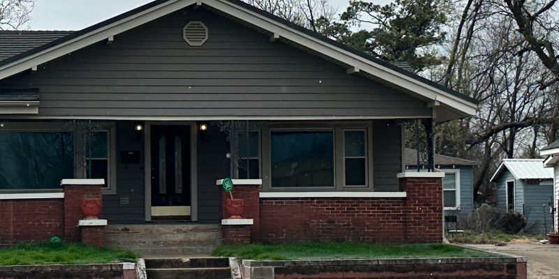 Shawnee House: 802 N Kickapoo Ave