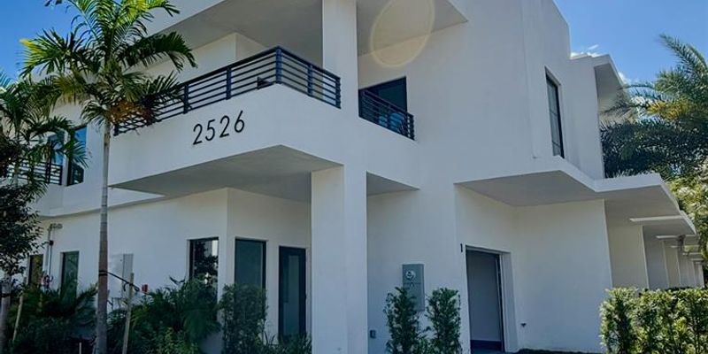 Hollywood Townhome: 2526 Pierce St